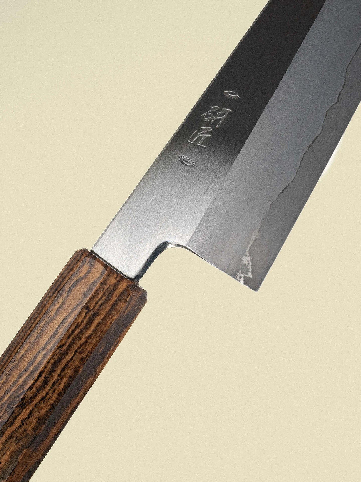 Couteau Gyuto 210 mm de la collection Ginsan, gros plan diagonal
