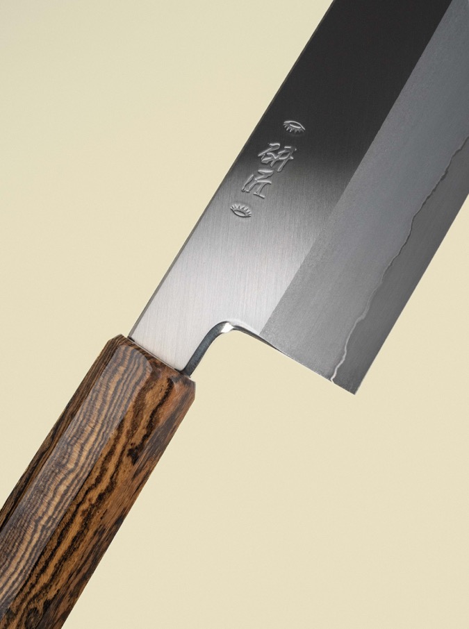 Couteau Gyuto 240 mm de la collection Ginsan, gros plan diagonal