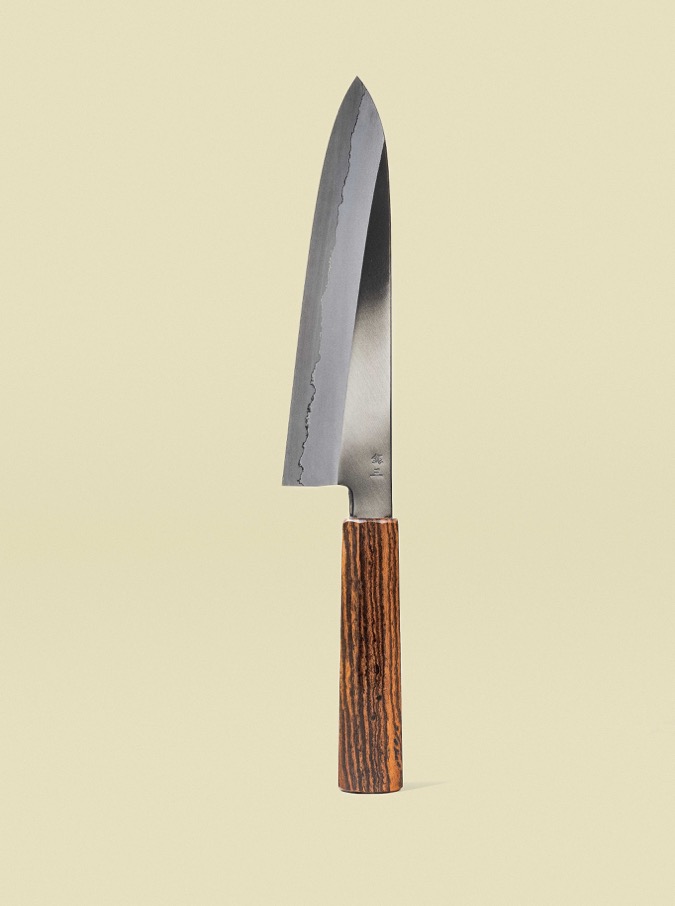 Couteau Gyuto 240 mm de la collection Ginsan, lame verticale avec le tranchant à gauche