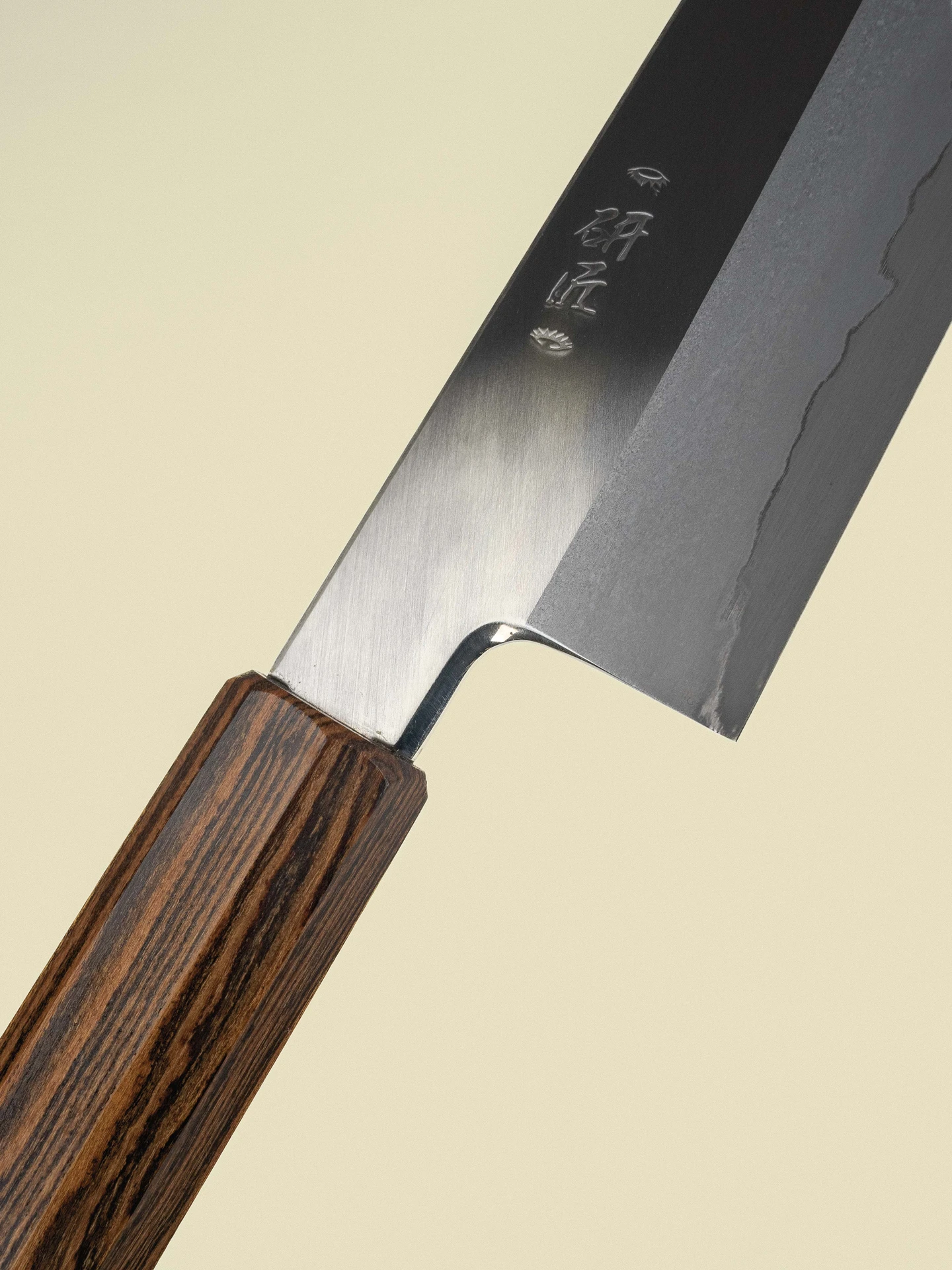 Couteau Gyuto 270 mm de la collection Ginsan, gros plan diagonal