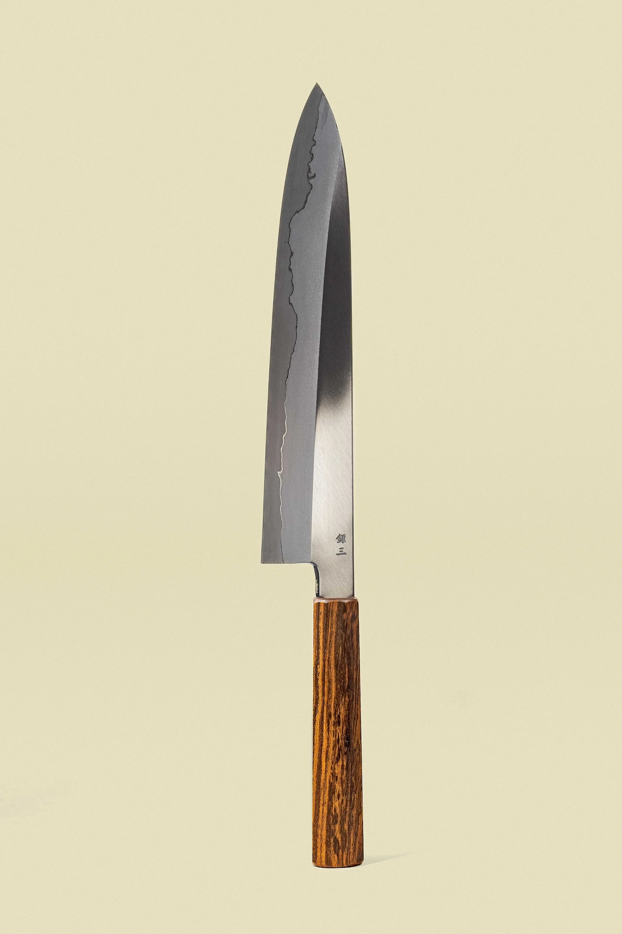 Couteau Gyuto 270 mm de la collection Ginsan, lame verticale avec le tranchant à gauche