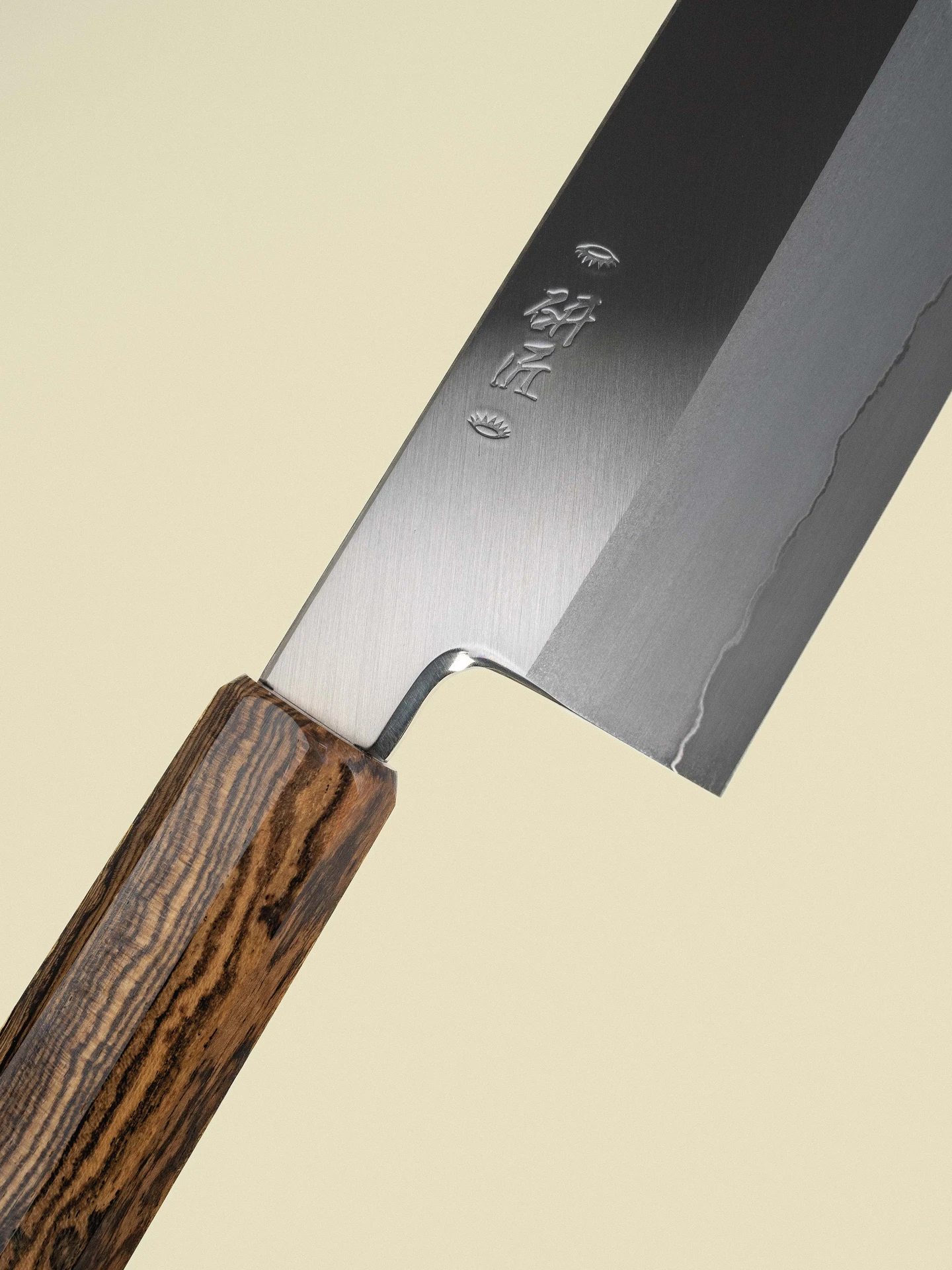 Couteau Nakiri 180 mm de la collection Ginsan, gros plan diagonal
