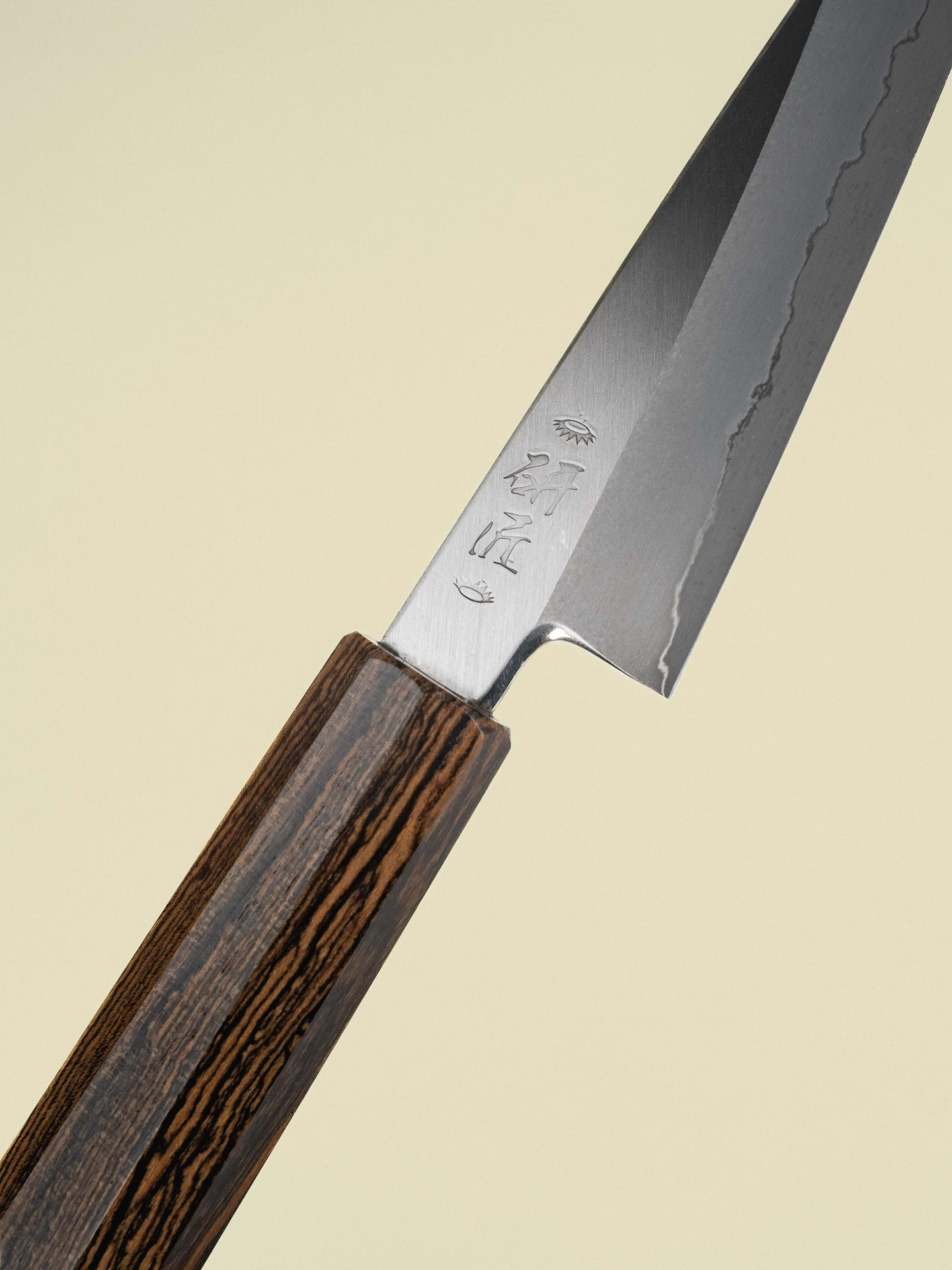 Couteau Petty 120 mm de la collection Ginsan, gros plan diagonal