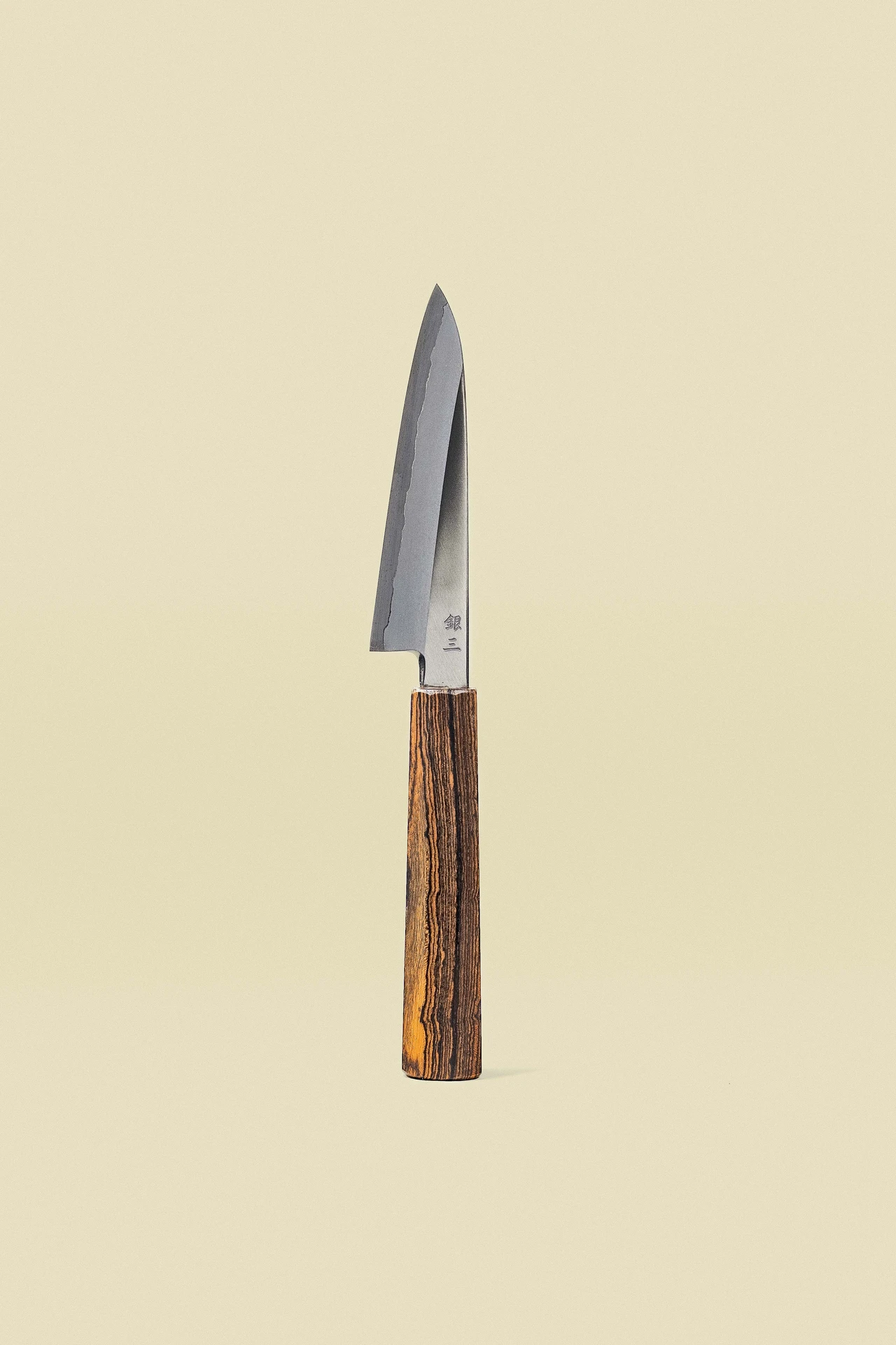 Couteau Petty 120 mm de la collection Ginsan, lame verticale avec le tranchant à gauche