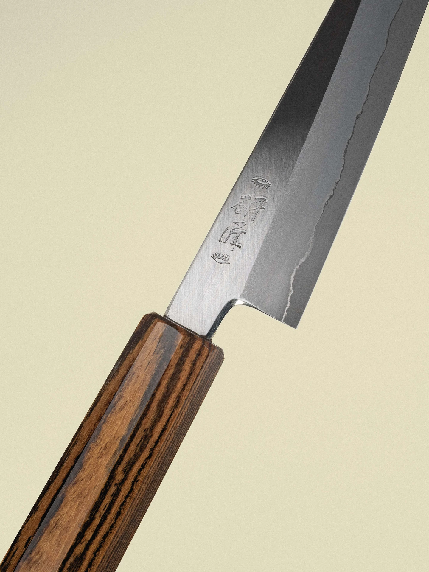 Couteau Petty 150 mm de la collection Ginsan, gros plan diagonal