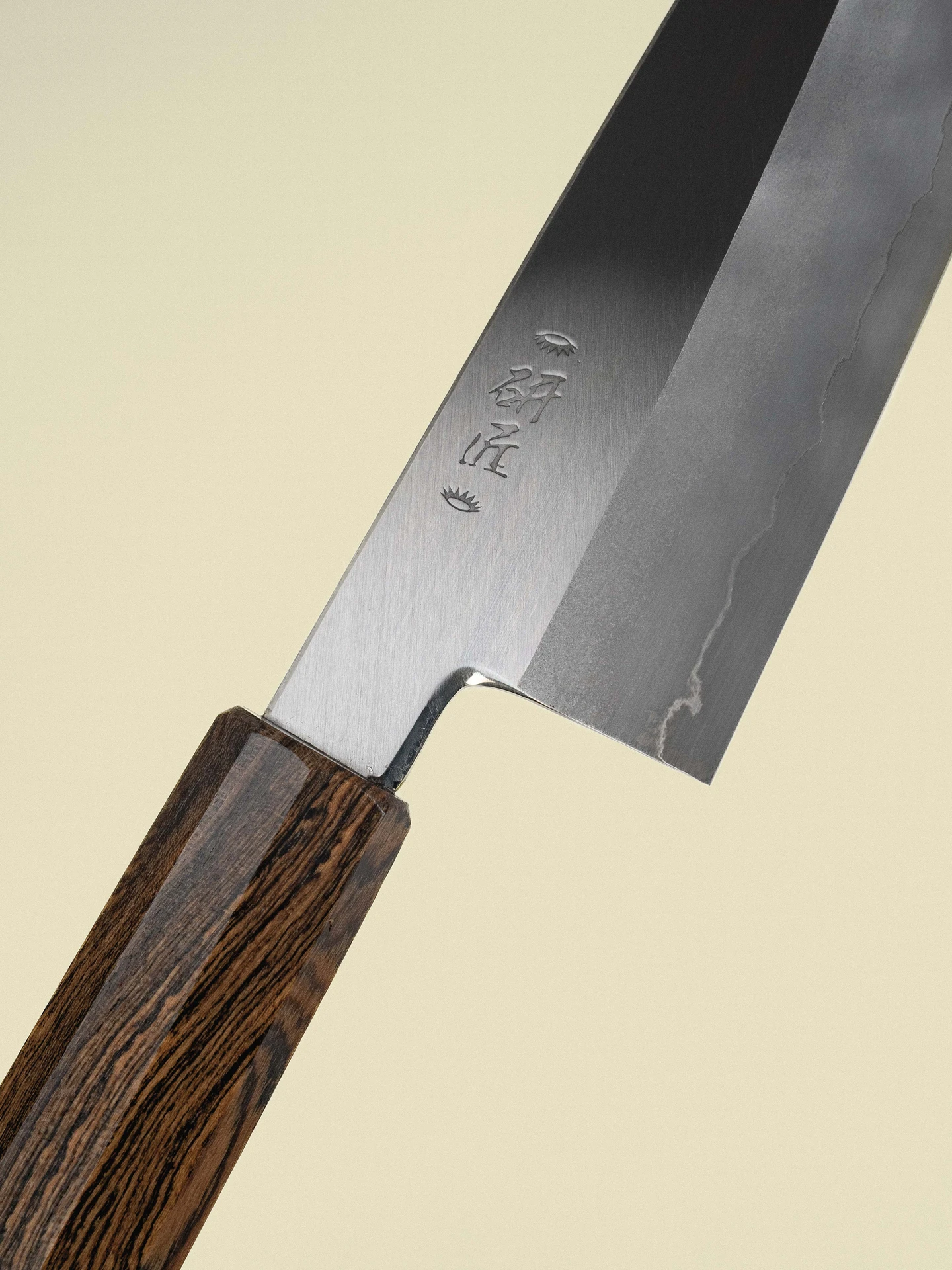 Couteau Santoku 180 mm de la collection Ginsan, gros plan diagonal