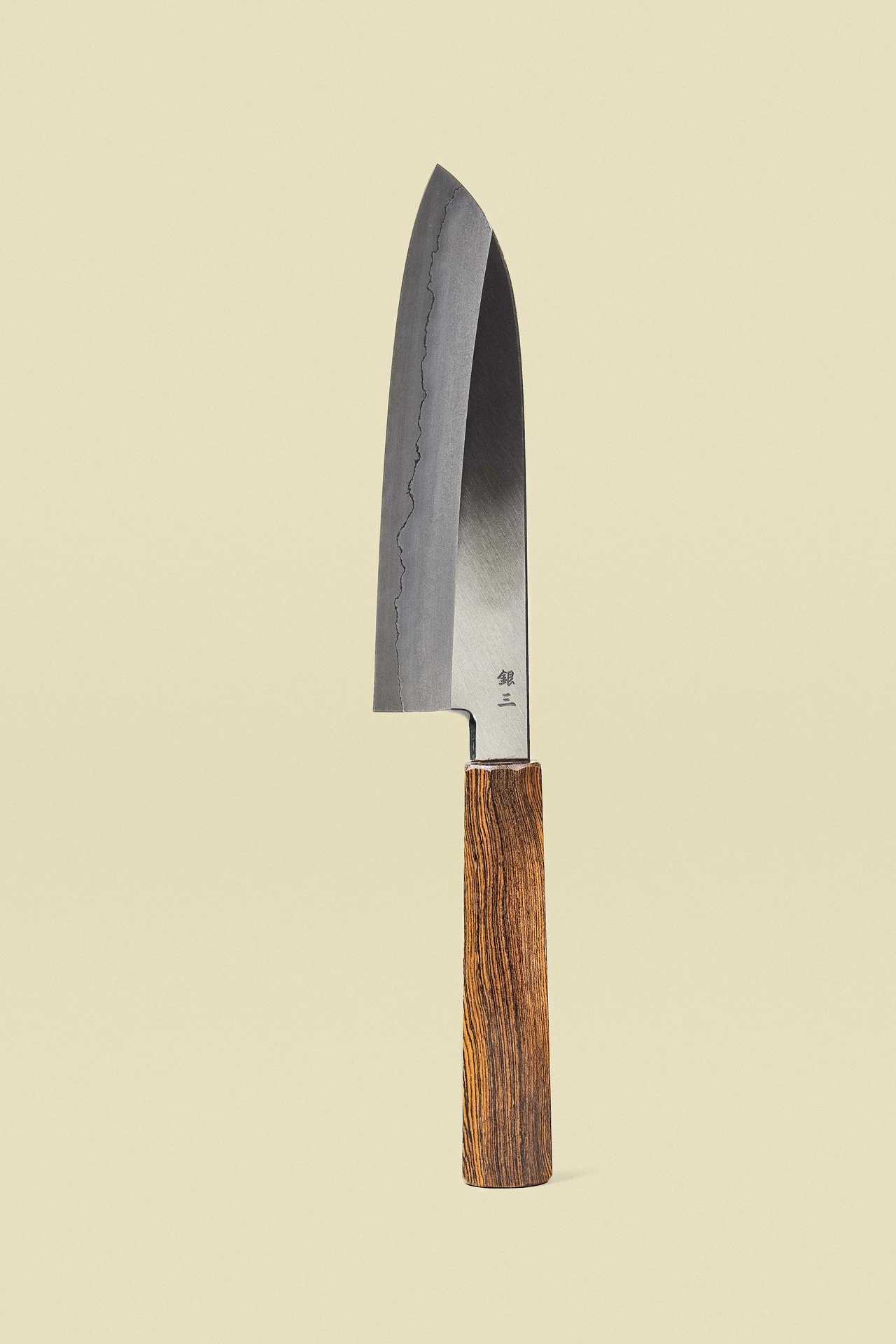Couteau Santoku 180 mm de la collection Ginsan, lame verticale avec le tranchant à gauche