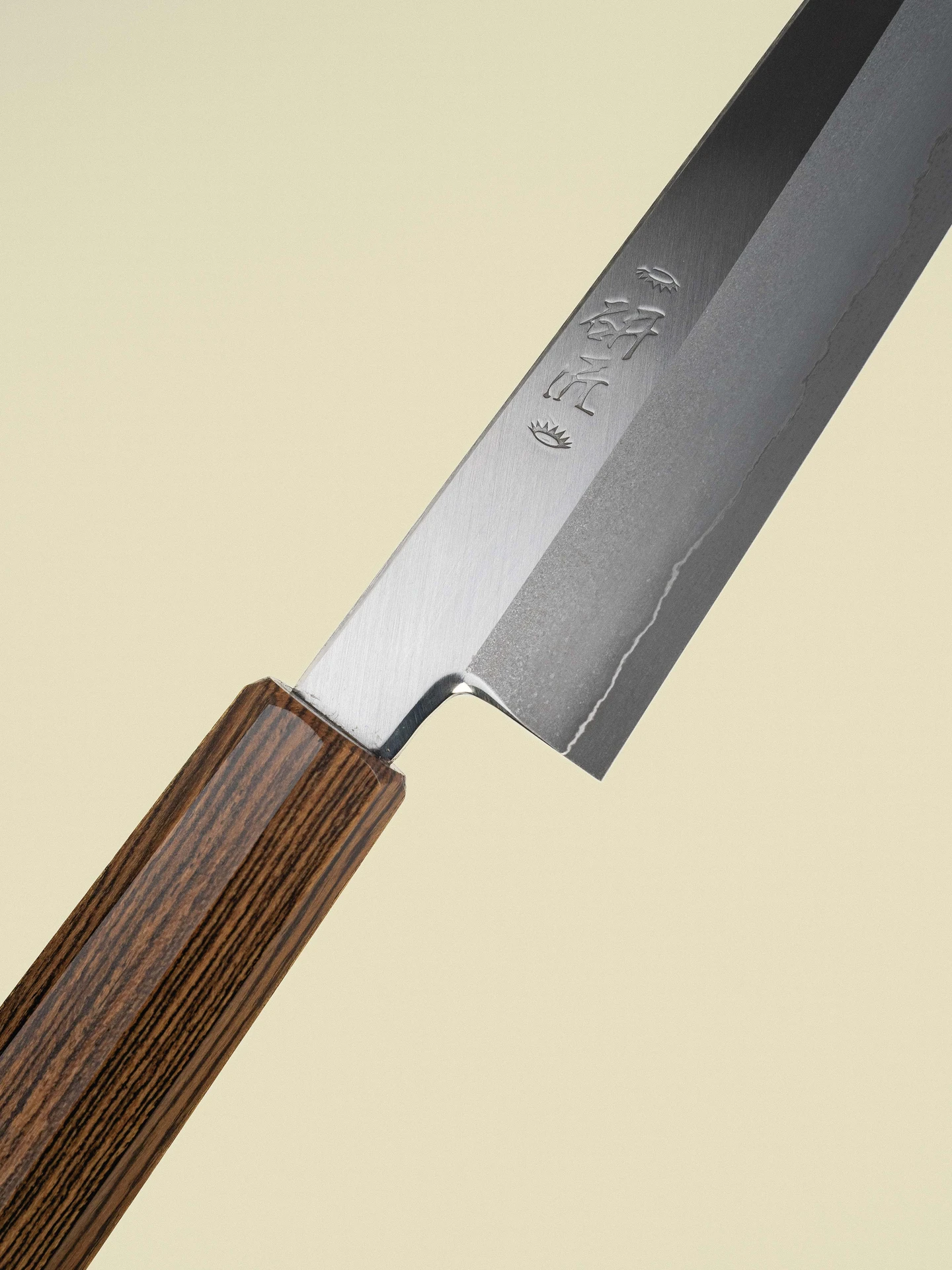 Couteau Sujihiki 210 mm de la collection Ginsan, gros plan diagonal