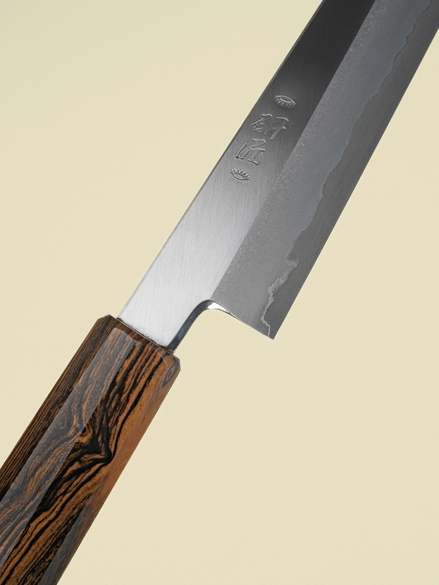 Couteau Sujihiki 240 mm de la collection Ginsan, gros plan diagonal