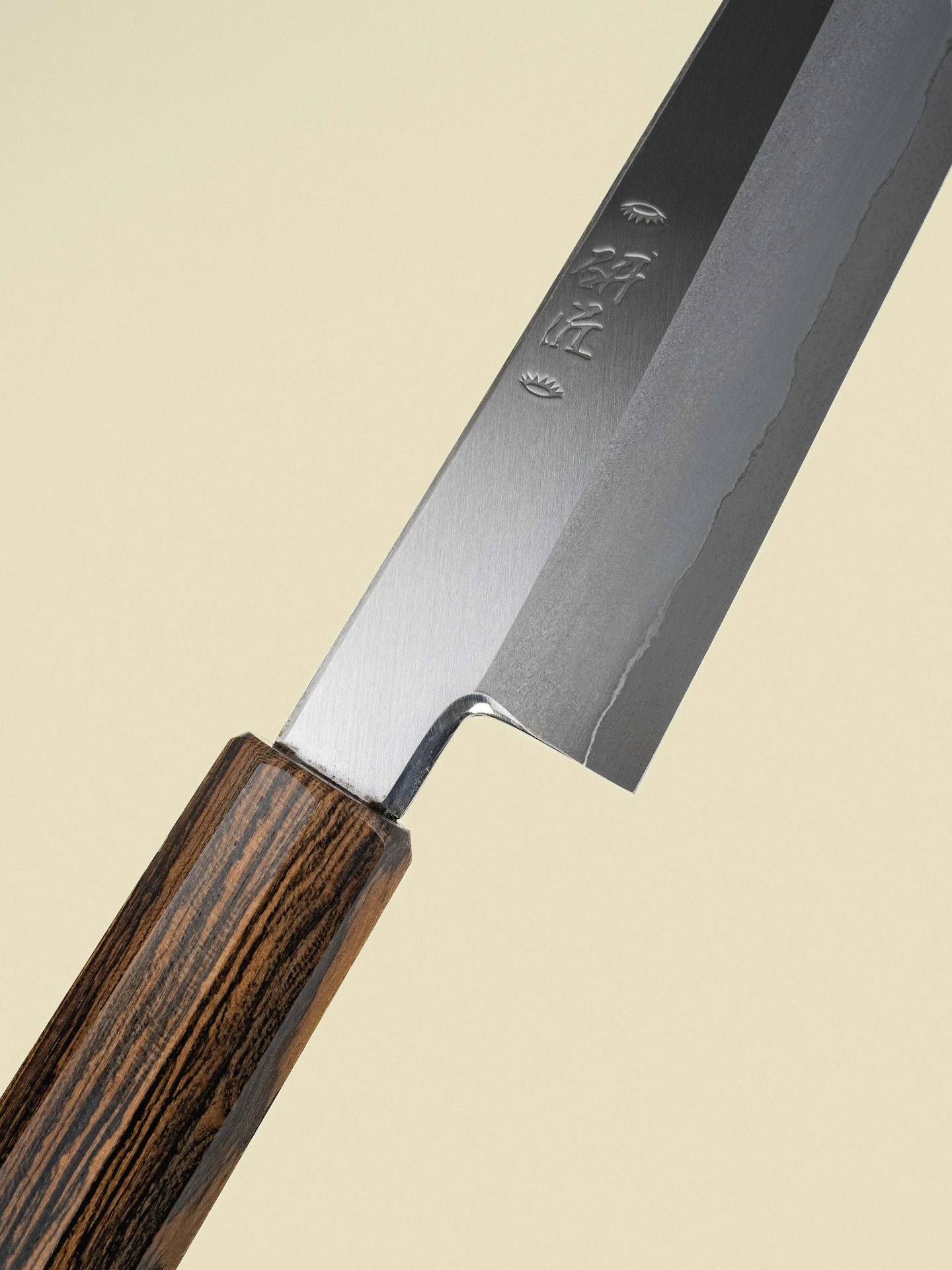Couteau Sujihiki 270 mm de la collection Ginsan, gros plan diagonal
