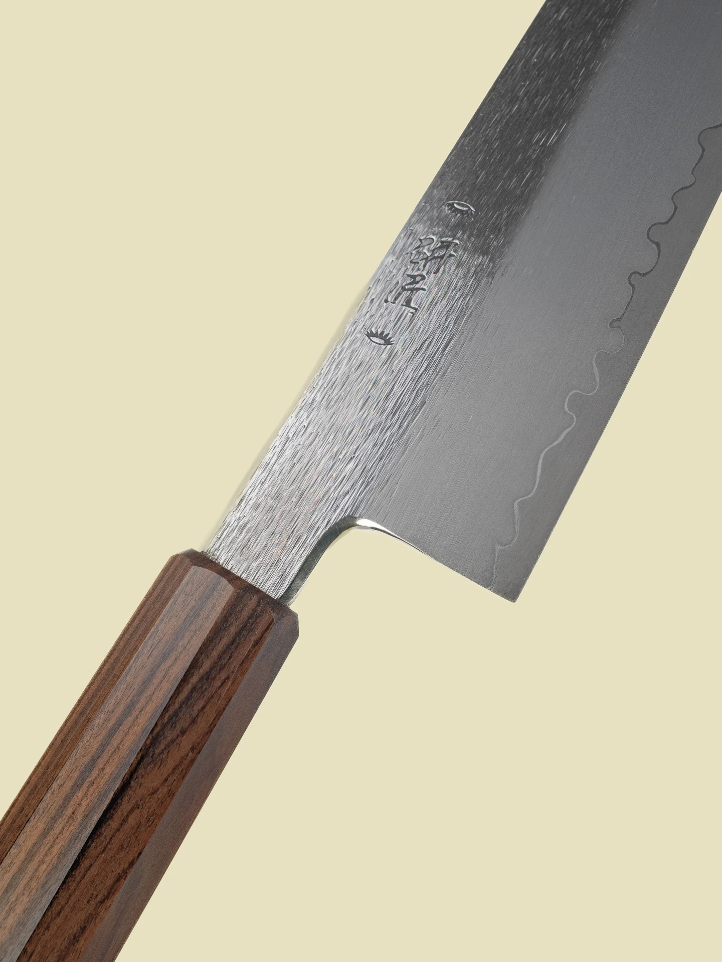 Couteau Gyuto 210 mm de la collection Kiritsuke, gros plan diagonal