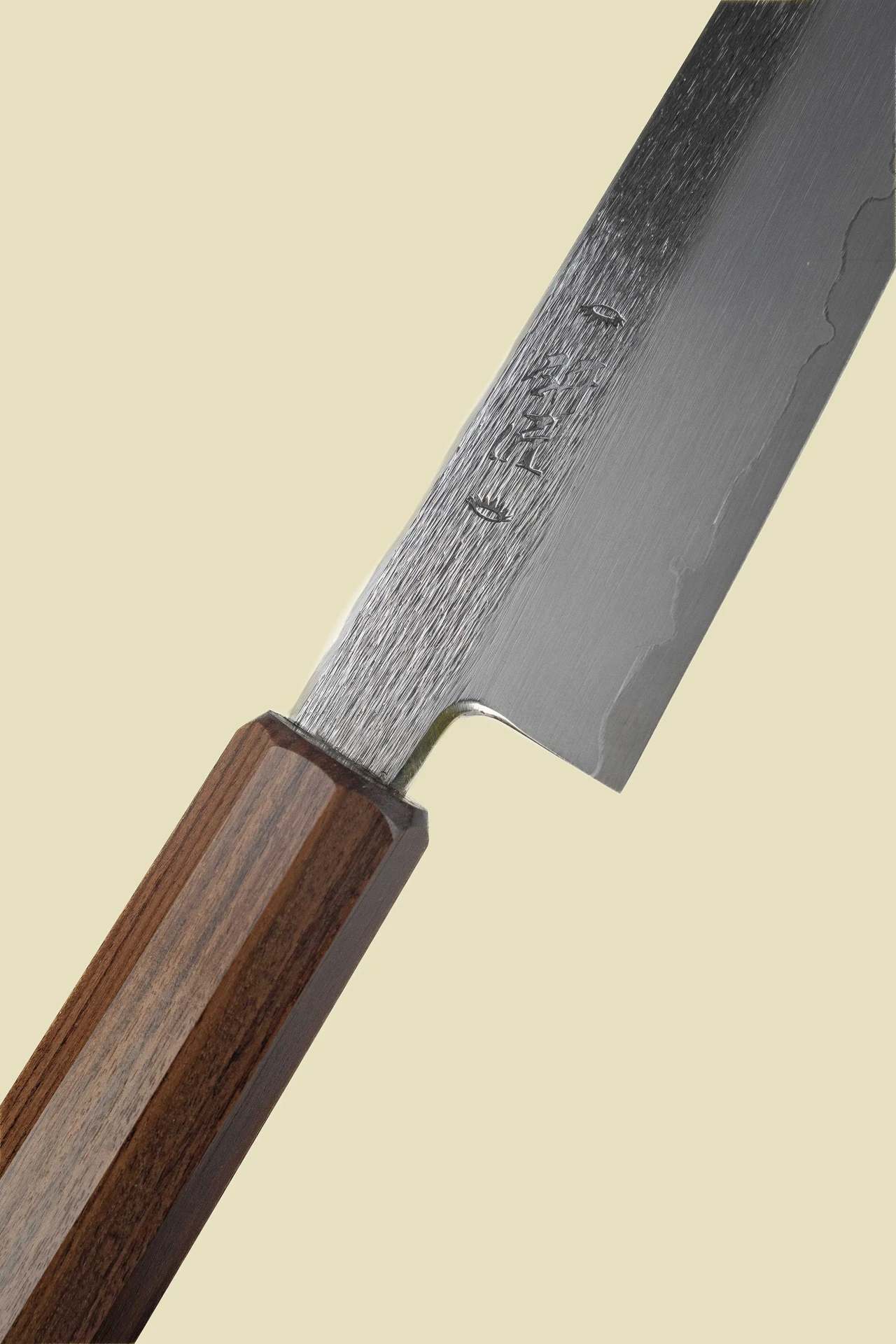 Couteau Petty 150 mm de la collection Kiritsuke, gros plan diagonal