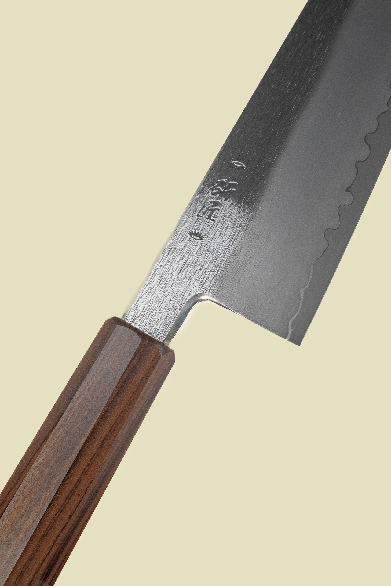 Couteau Santoku/Bunka 180 mm de la collection Kiritsuke, gros plan diagonal