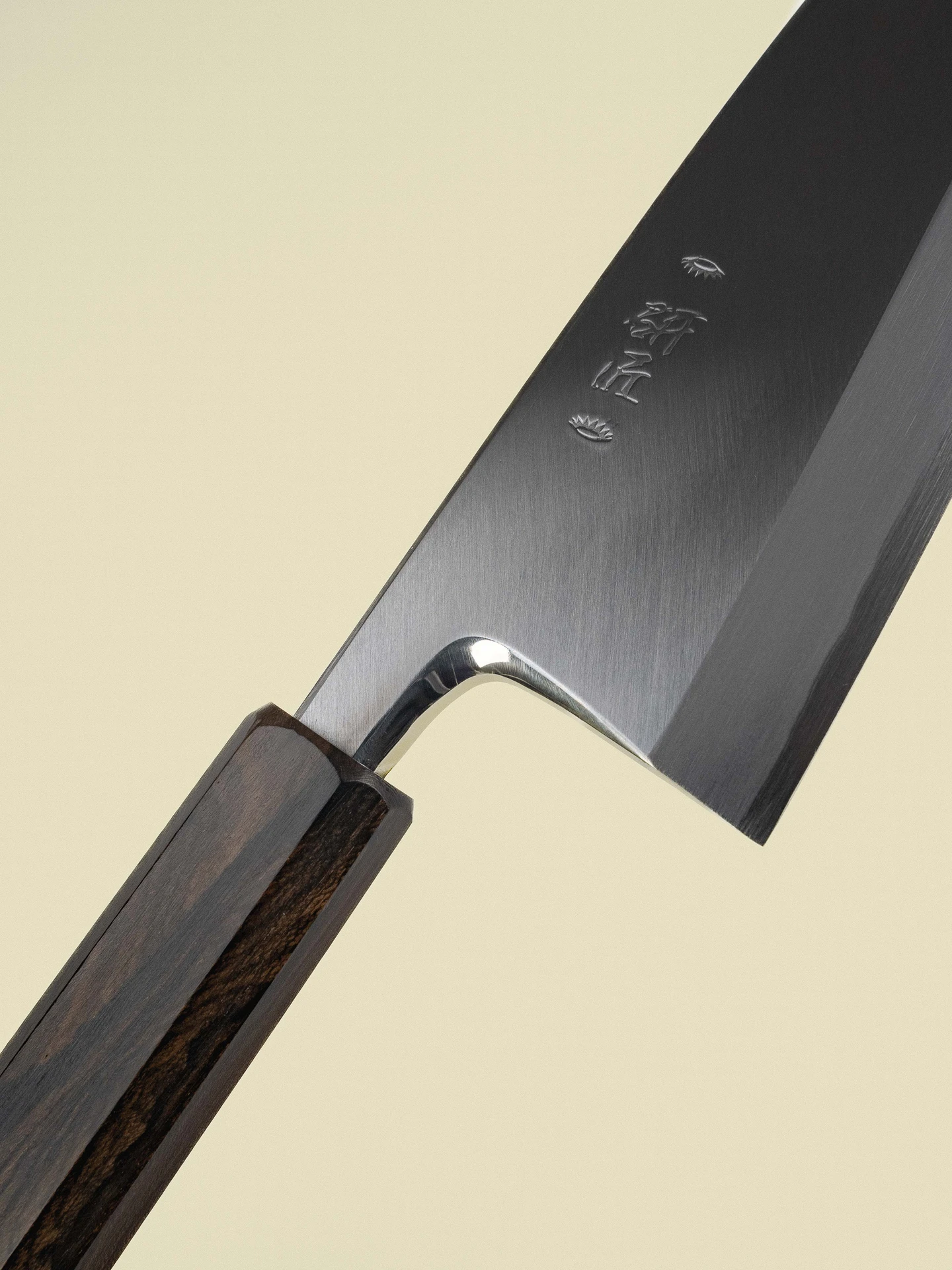 Couteau Deba 165 mm de la collection Shiro, gros plan diagonal