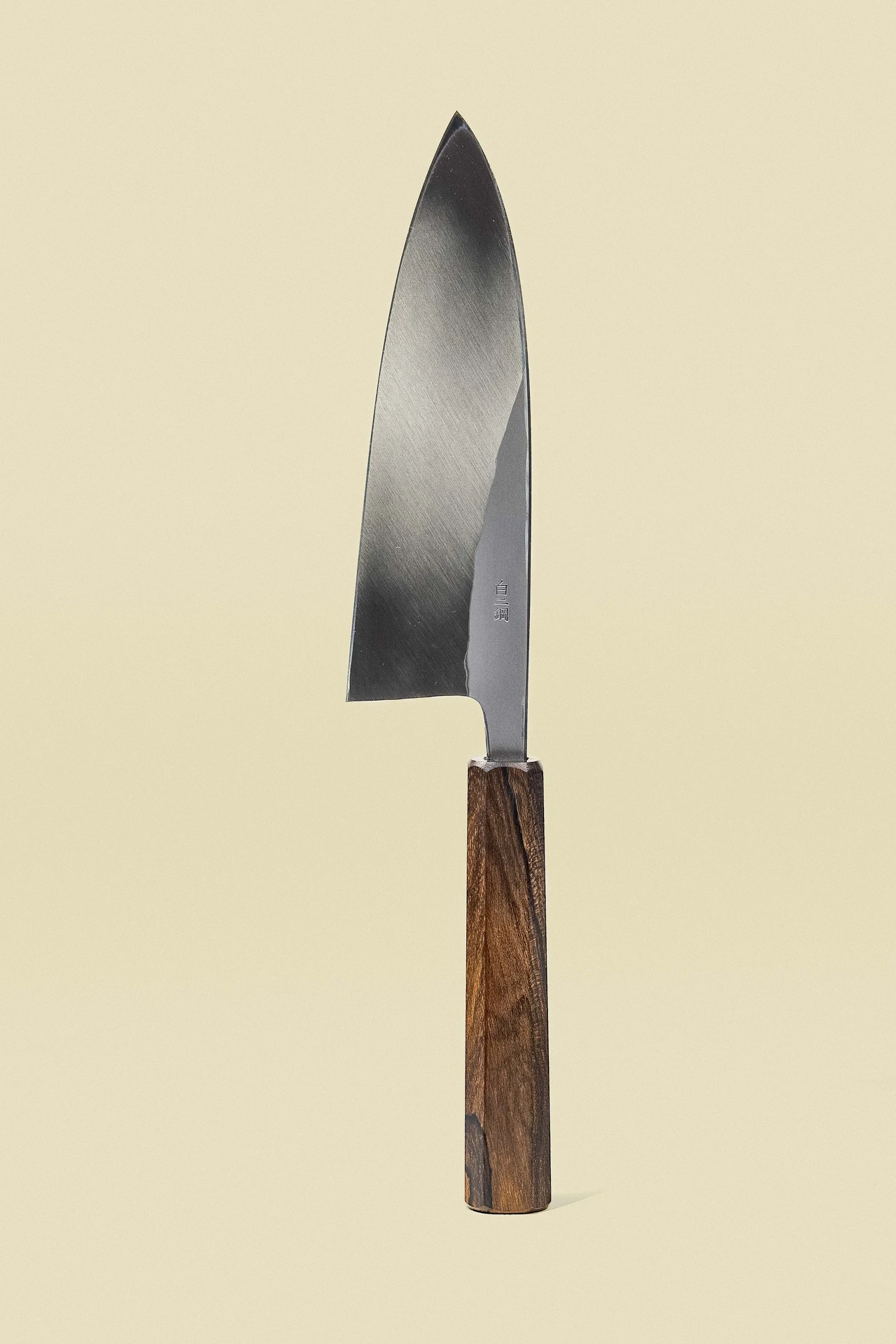 Couteau Deba 165 mm de la collection Shiro, lame verticale avec le tranchant à gauche
