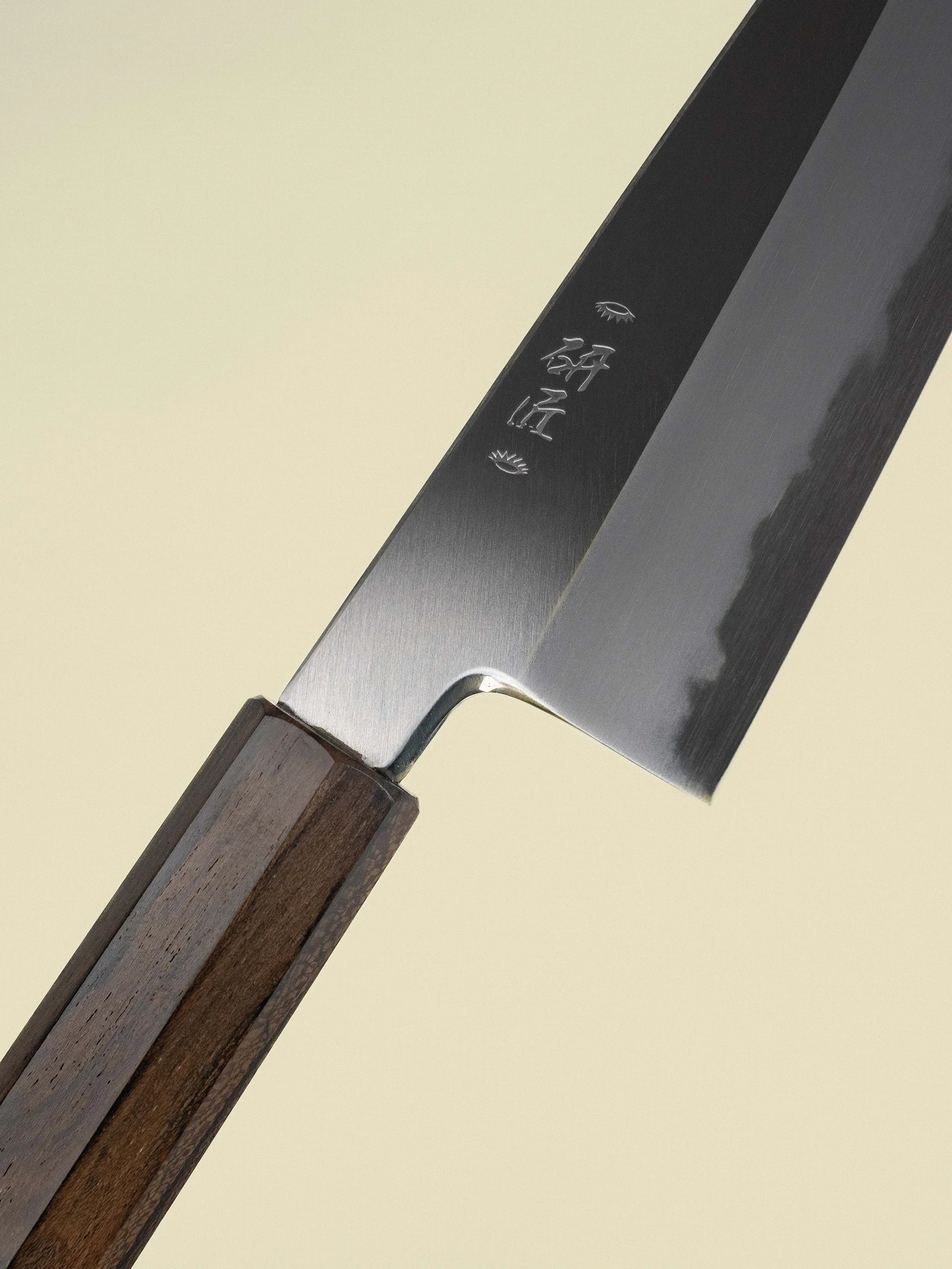 Couteau Gyuto 210 mm de la collection Shiro, gros plan diagonal