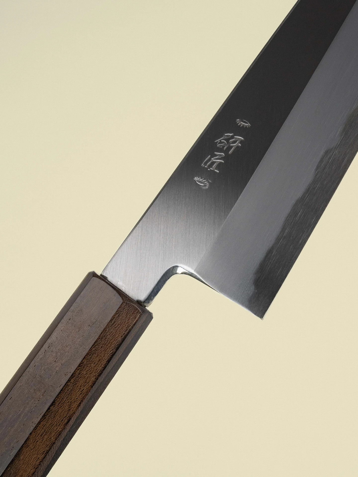 Couteau Gyuto 240 mm de la collection Shiro, gros plan diagonal