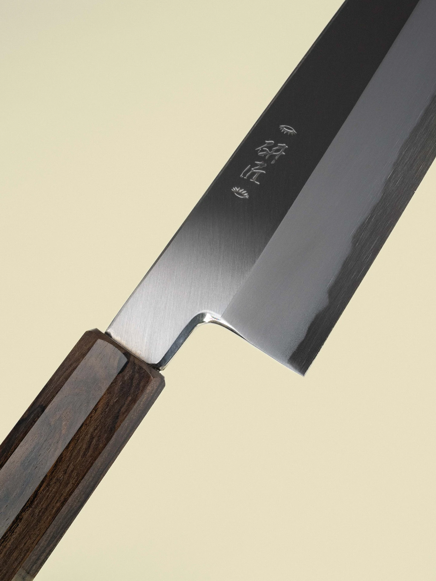 Couteau Gyuto 270 mm de la collection Shiro, gros plan diagonal