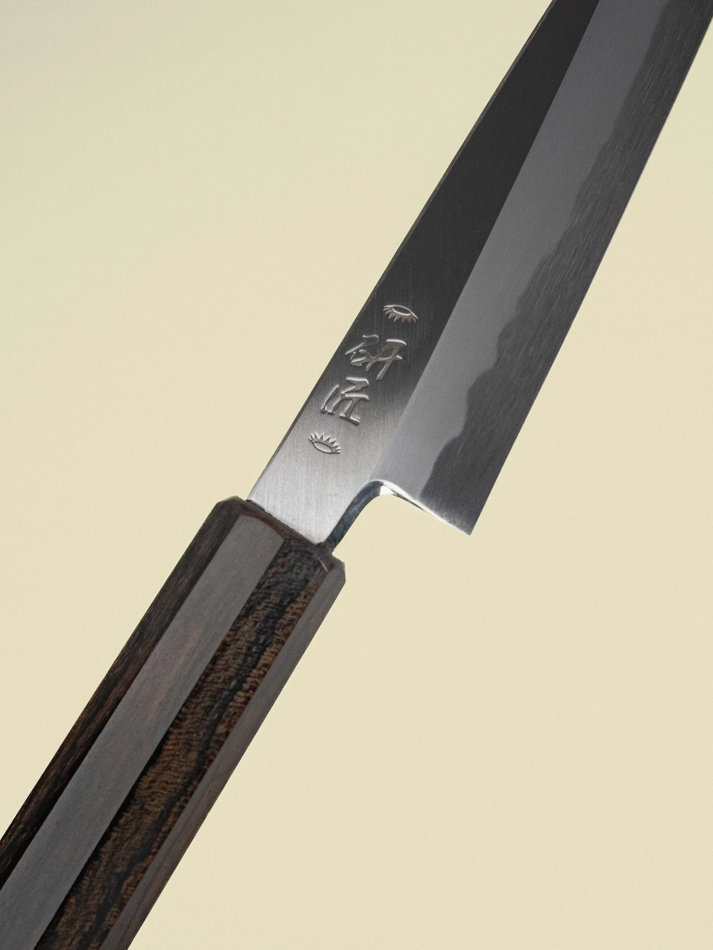 Couteau Petty 150 mm de la collection Shiro, gros plan diagonal