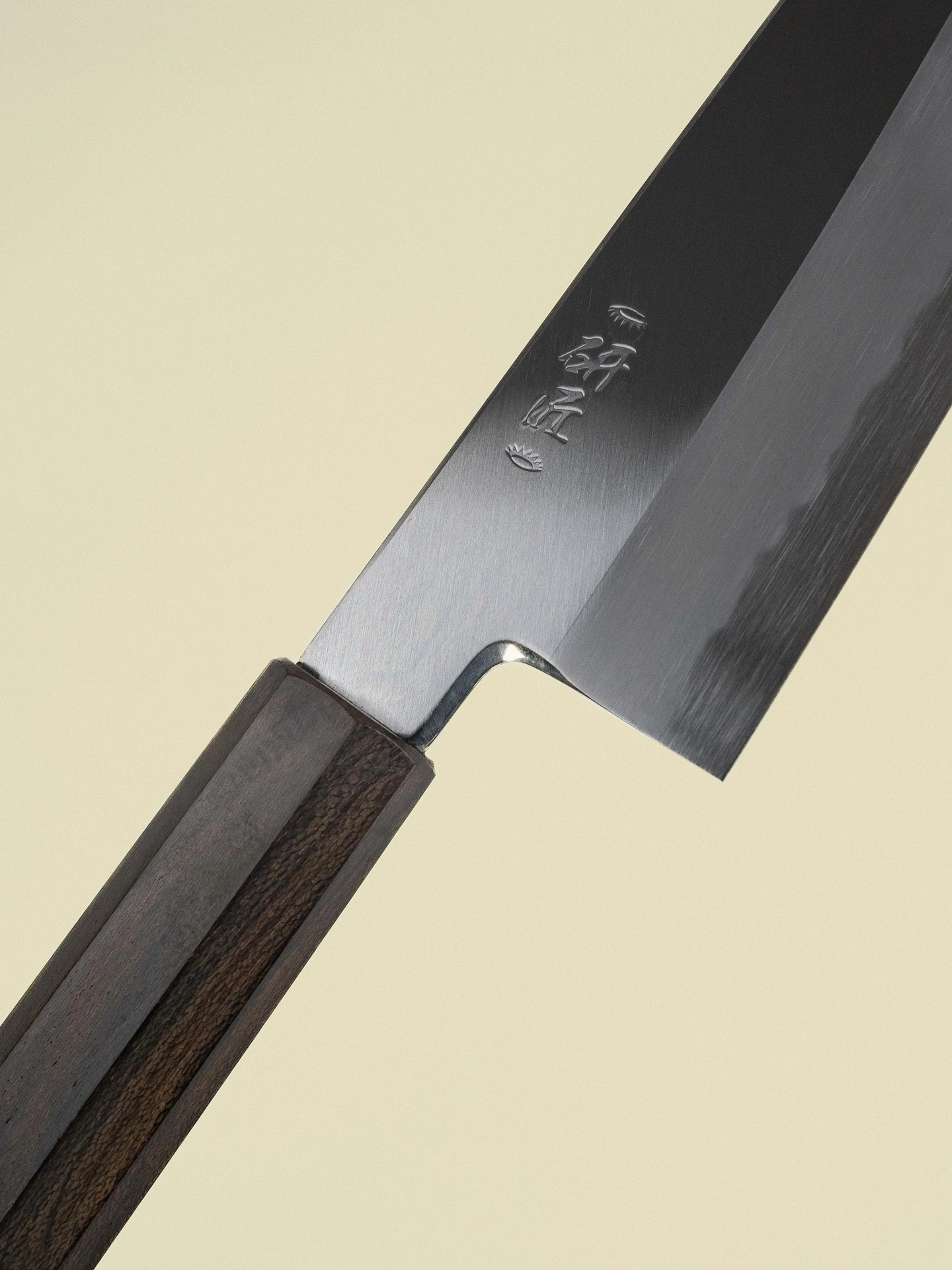 Couteau Santoku 180 mm de la collection Shiro, gros plan diagonal