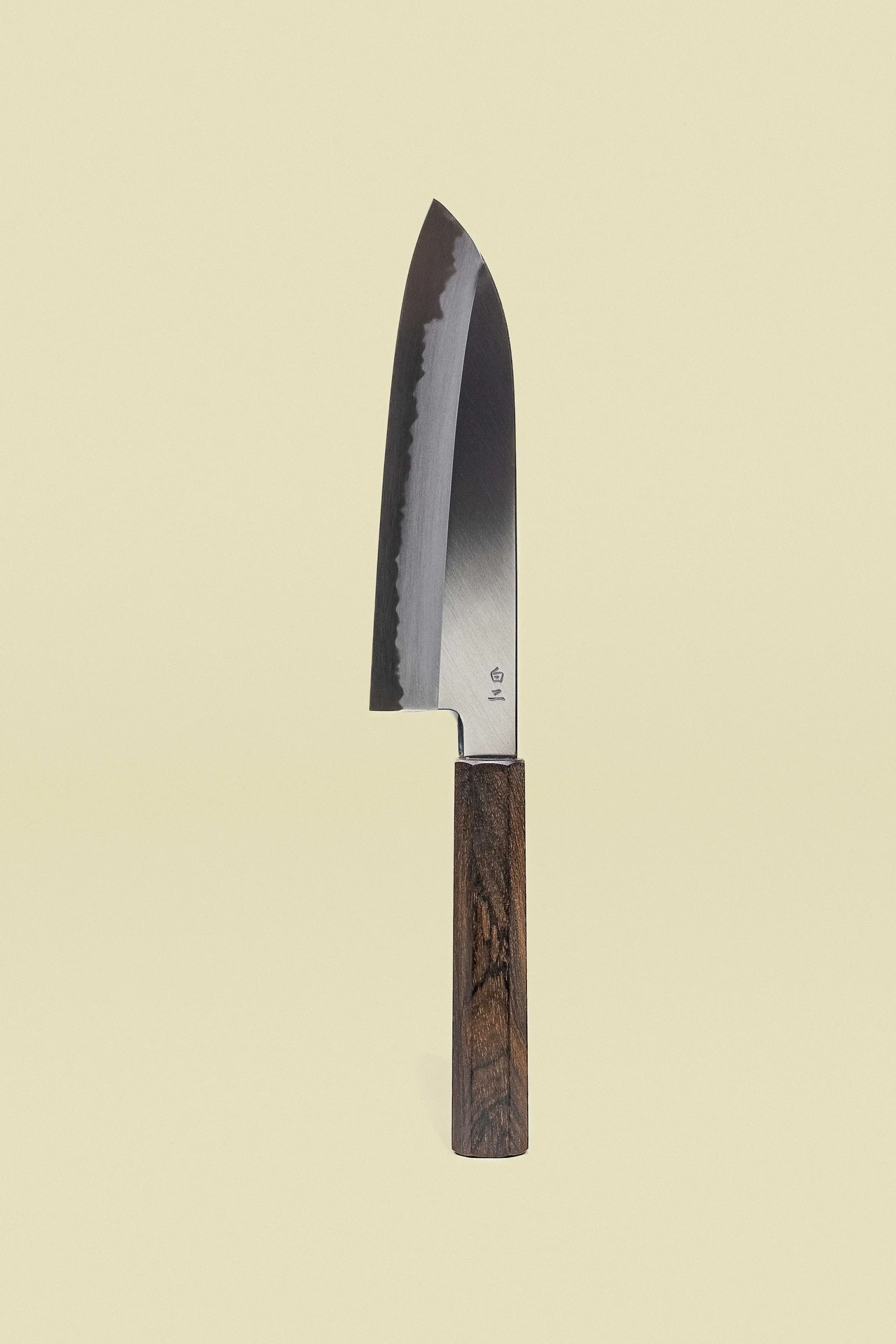 Couteau Santoku 180 mm de la collection Shiro, lame verticale avec le tranchant à gauche