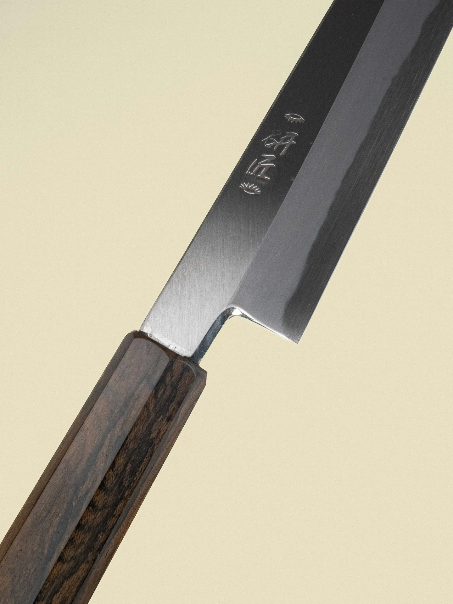 Couteau Sujihiki 240 mm de la collection Shiro, gros plan diagonal