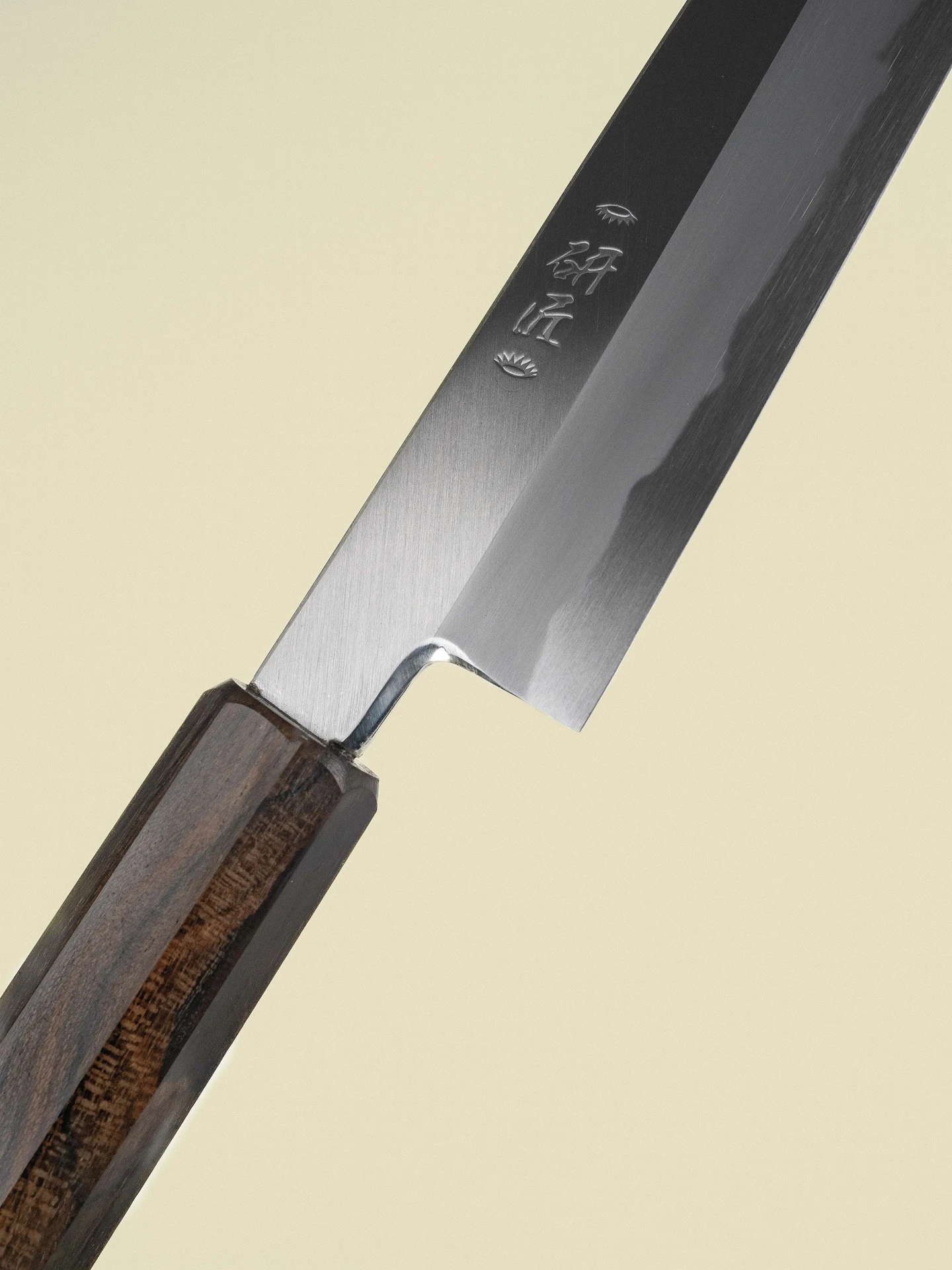 Couteau Sujihiki 270 mm de la collection Shiro, gros plan diagonal