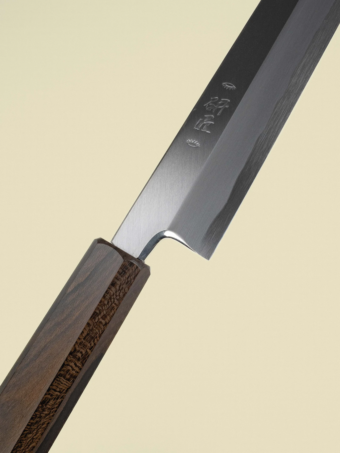Couteau Yanagiba 240 mm de la collection Shiro, gros plan diagonal