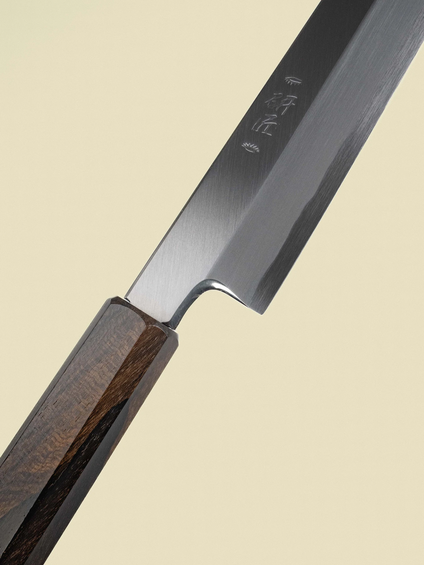 Couteau Yanagiba 270 mm de la collection Shiro, gros plan diagonal