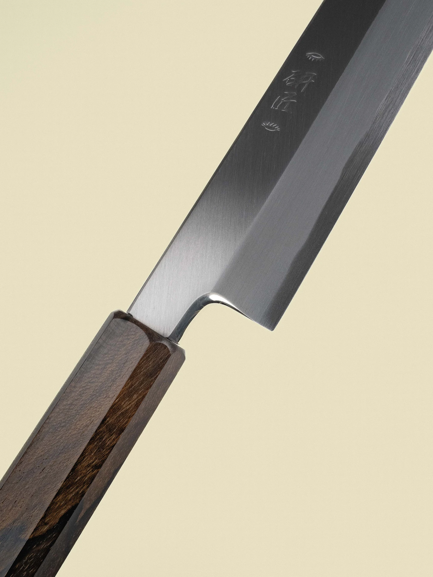 Couteau Yanagiba 300 mm de la collection Shiro, gros plan diagonal